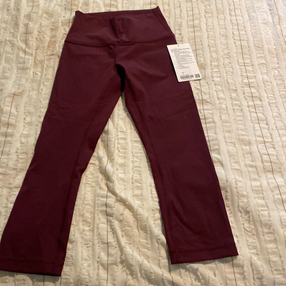 LULULEMON NWT Wunder under crop SZ 4